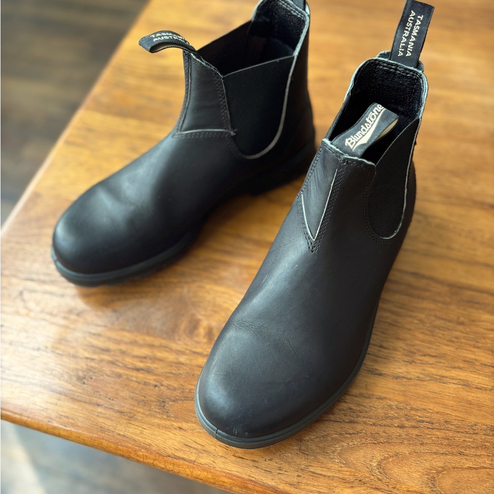 Black Blundstone Chelsea Boots